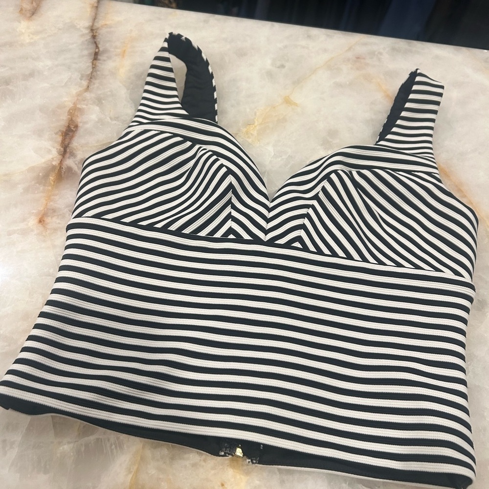 Guess crop tank 🤍